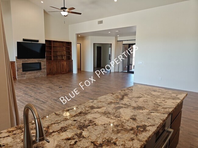Building Photo - 13037 N Red Quail Pl