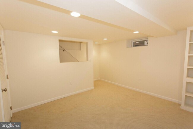 Building Photo - 1419 N Longfellow St
