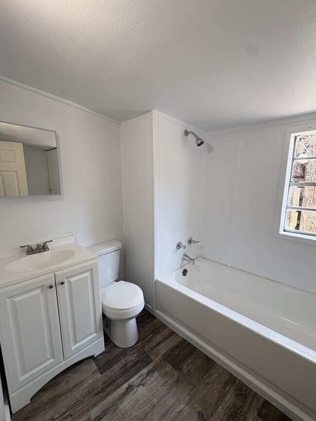 Building Photo - 730 W 8th St