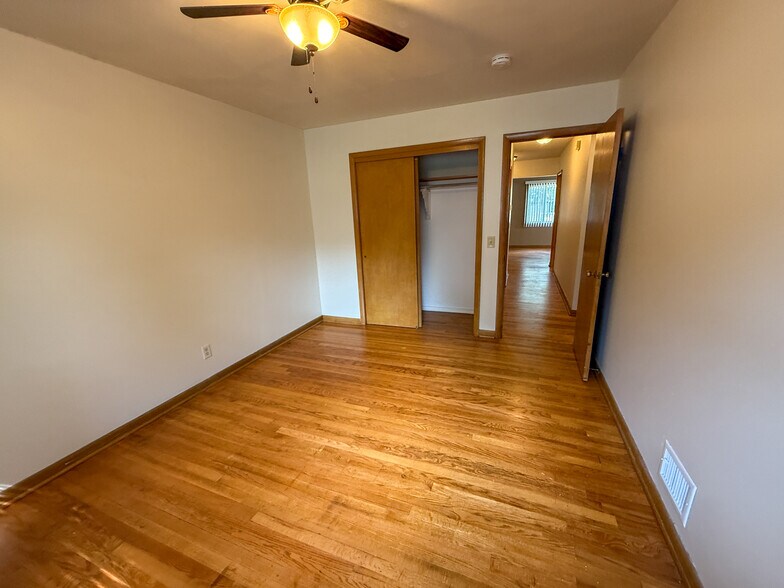 Building Photo - 426 Rushmore Ln