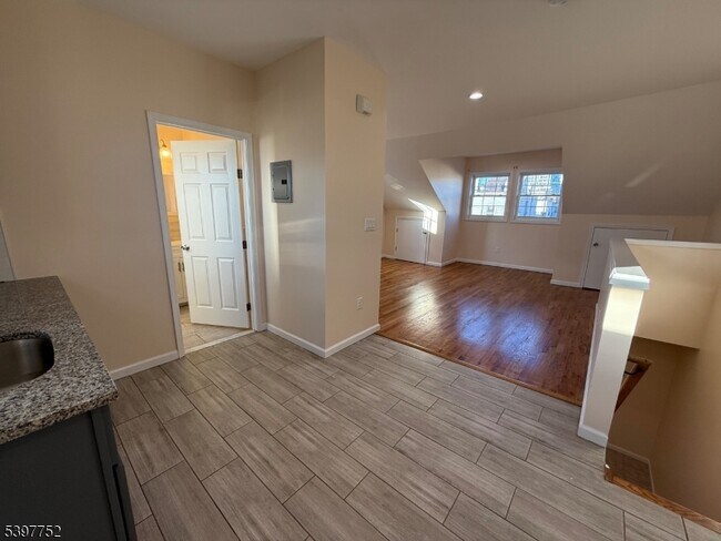 Building Photo - 208 Walnut St