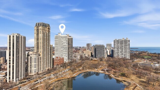 Building Photo - 2626 N Lakeview Ave