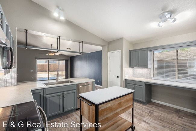 Building Photo - 3 br, 2 bath House - 3431 E Menadota Dr