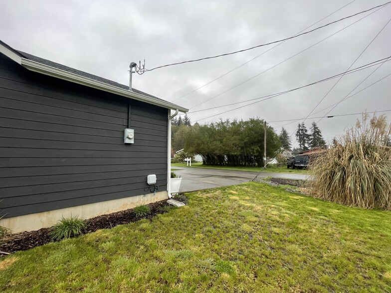 Building Photo - 627 N 3rd St