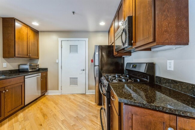 Building Photo - 1100 Clinton St