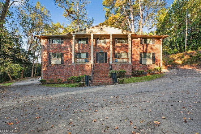 Building Photo - 2510 Peachwood Cir NE