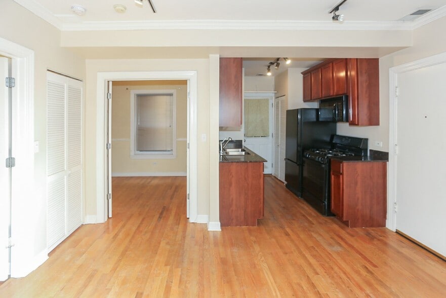 Building Photo - 657 W Roscoe St