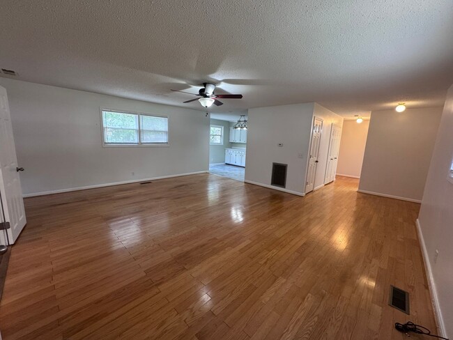 Building Photo - 1709 Oak Hill Dr S