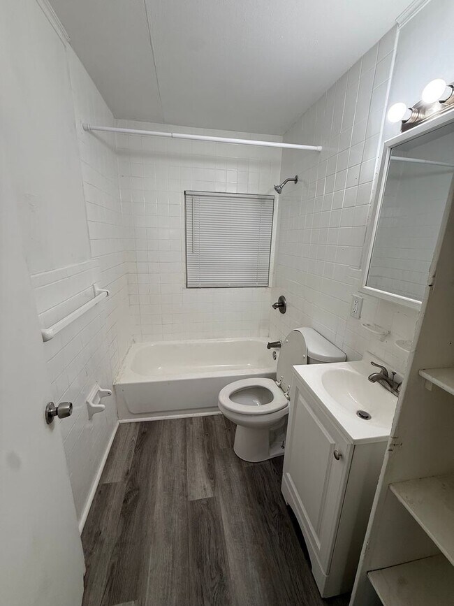 Building Photo - LEE/HARVARD 2 BED SINGLE HOME