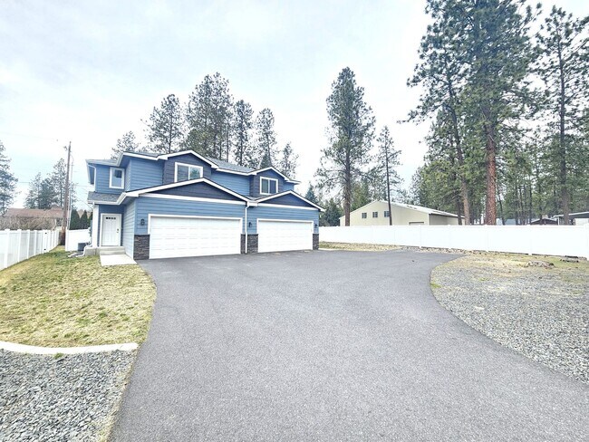 Building Photo - $2,200 - 3 Bed / 2.5 Bath Gorgeous Newer Built Duplex in North Spokane