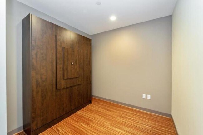 Building Photo - 1 bedroom in Seattle WA 98121