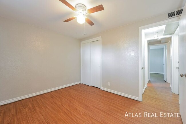 Building Photo - Charming 2bd unit in Fourplex, near Edgewater