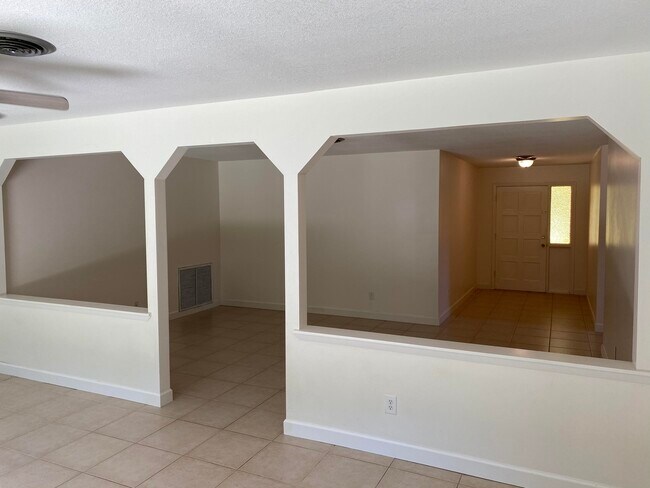 Building Photo - 956 Tulip Ln