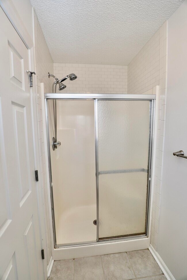 Building Photo - 3065 Temple Rd