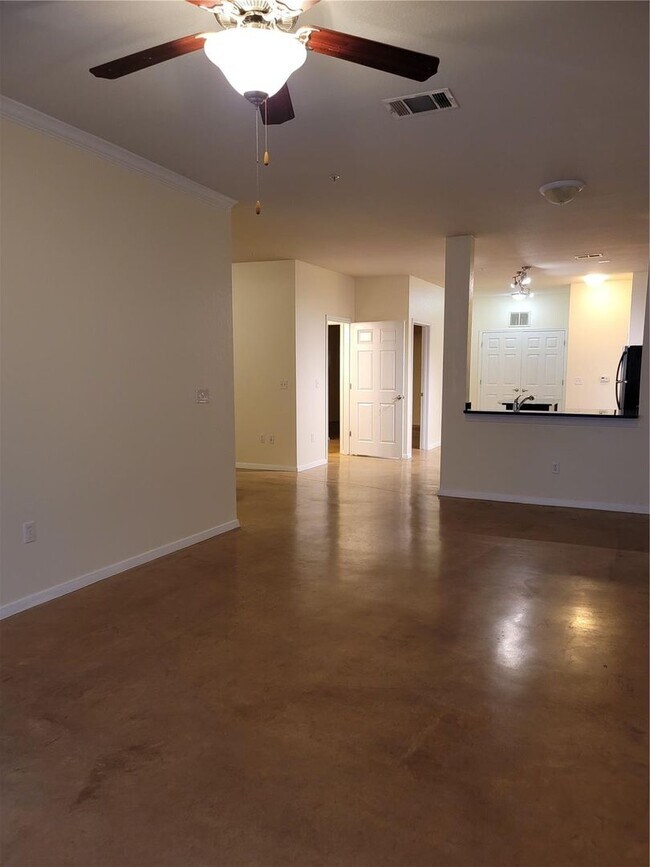 Building Photo - 910 W 25th St