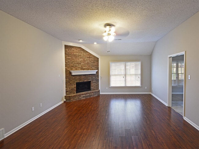 Building Photo - 3 Bedroom, 2.5 Bathrooms Near S Germantown and E Shelby Dr