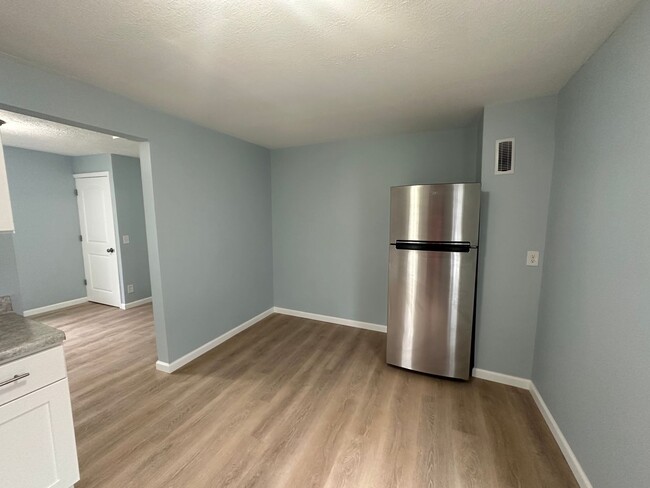 Building Photo - CHARMING, 1 BEDROOM UPPPER LEVEL DUPLEX