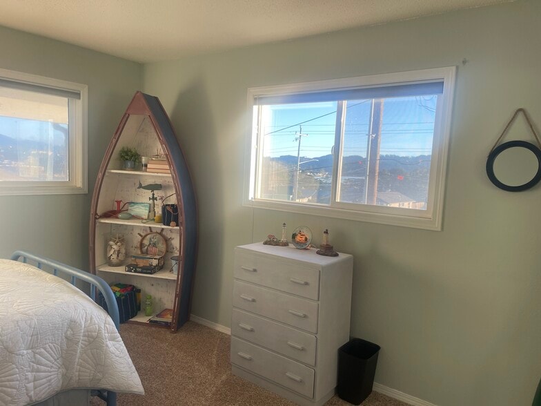 Building Photo - 257 SW Ebb Ave