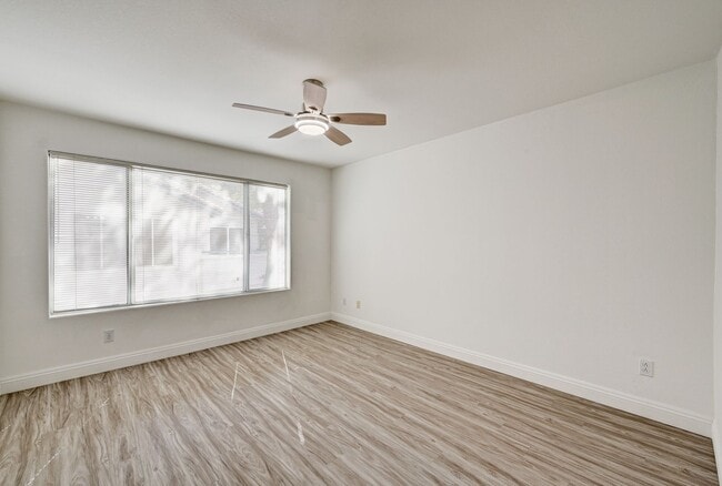 Building Photo - Great 2 bedroom 2 bathroom upstairs condo!