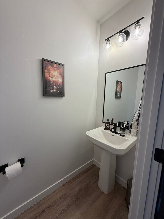Building Photo - Charming 2BR Townhome in Centerville