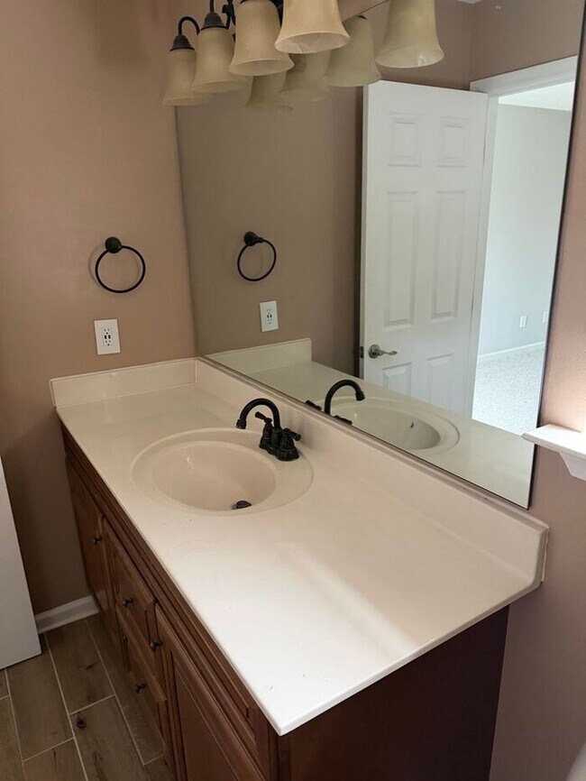 Building Photo - Maintenance Free Living 3 Bed/2.5 Bath