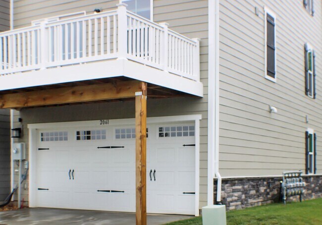 Building Photo - 2061 Lockwood Dr