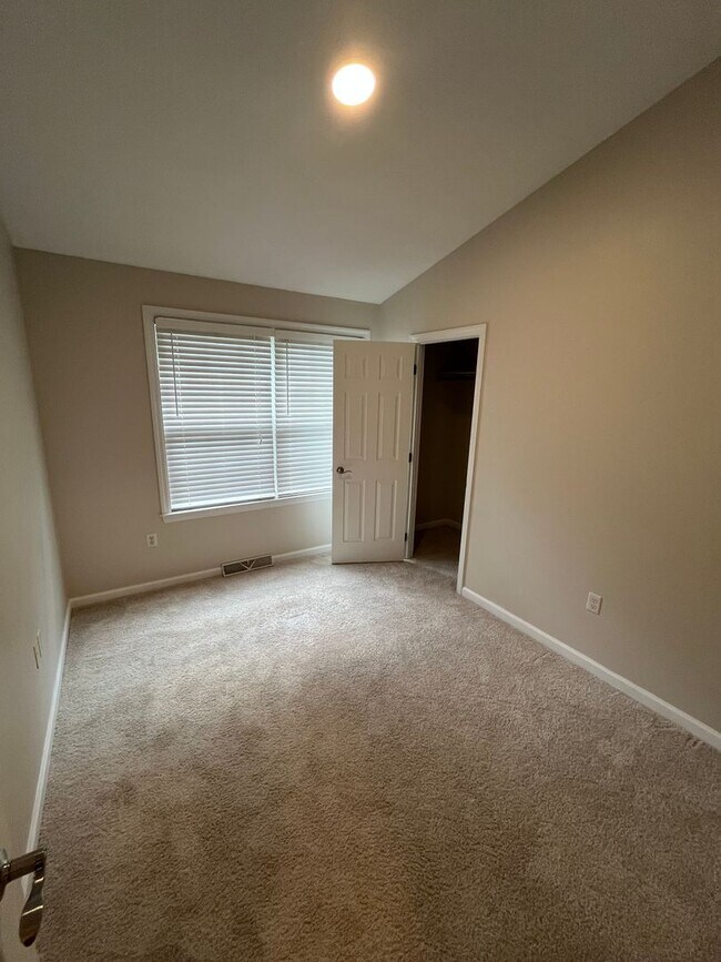 Building Photo - Newly Renovated 3 Bed 2.5 Bath Townhouse A...