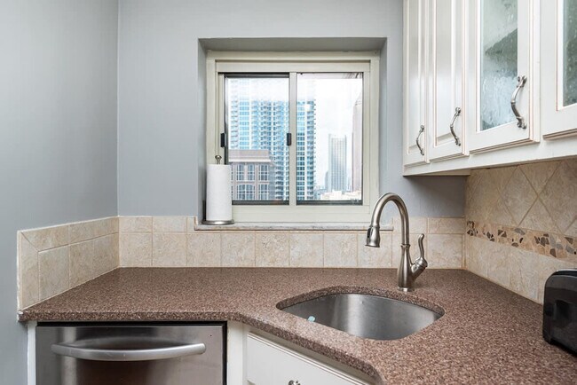 Building Photo - 300 W Peachtree St NW