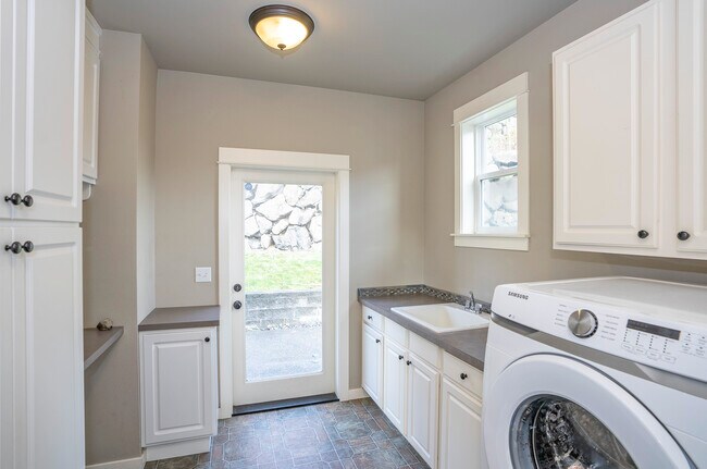 Building Photo - 1749 Skyline Ridge Ln SW