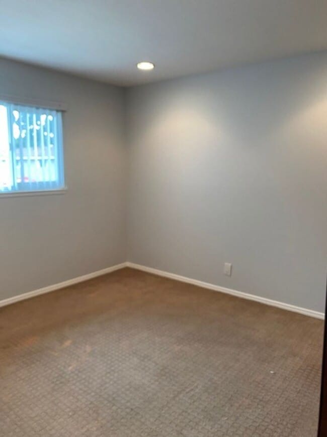 Building Photo - **Coming Soon ** Spacious 4-Bedroom Townho...