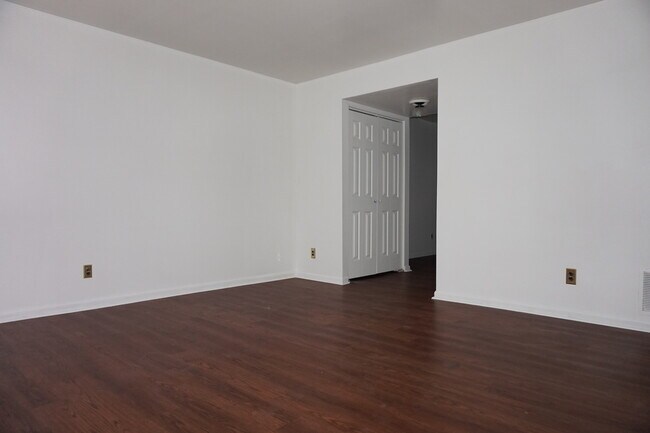 Building Photo - Charming 3 Bedroom/1 Bathroom Townhome in East Baltimore, MD!