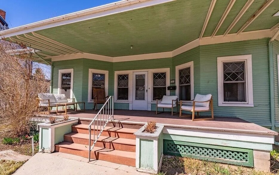 Front Porch - 162 N 9th St