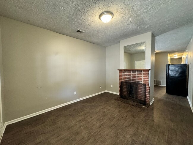 Building Photo - New Paint and Flooring!Remodeled 2 Bedroom Downtown!