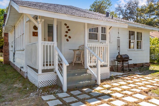 Building Photo - Cute Bungalow