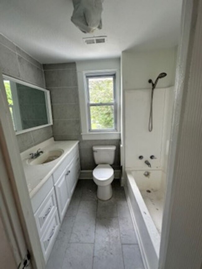 Building Photo - Fully renovated house for Rent!