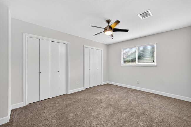 Building Photo - 818 Silvergate Dr