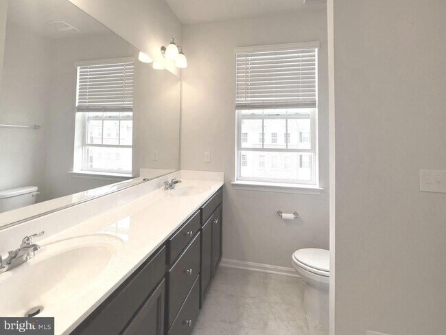 Building Photo - 2013 Thornbrook Wy