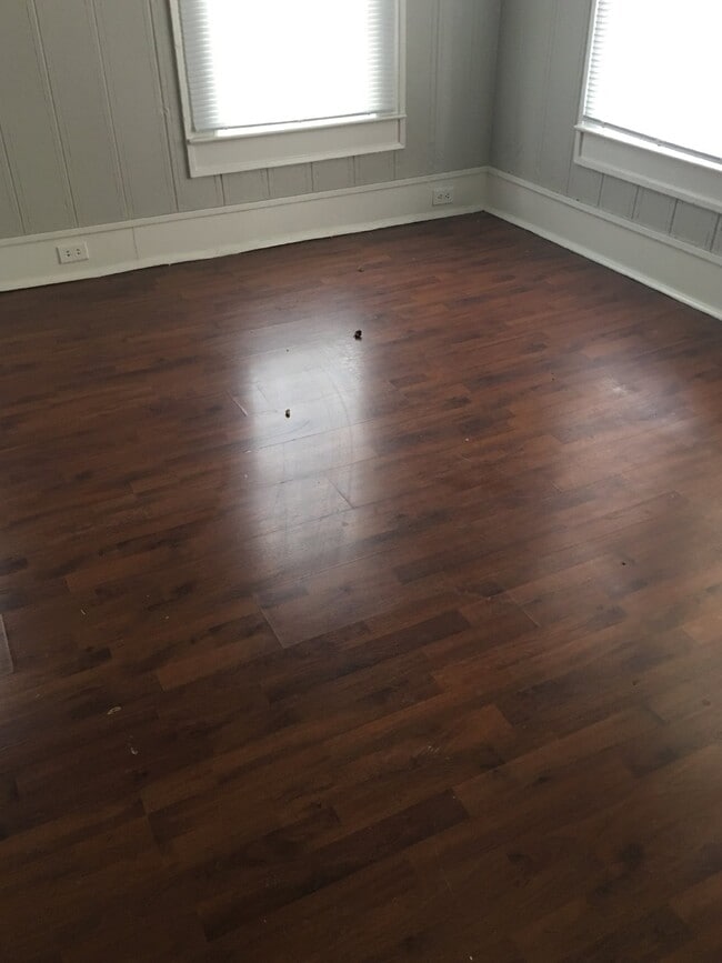 Building Photo - Charming 2 Bed, 1 Bath Home with Spacious ...