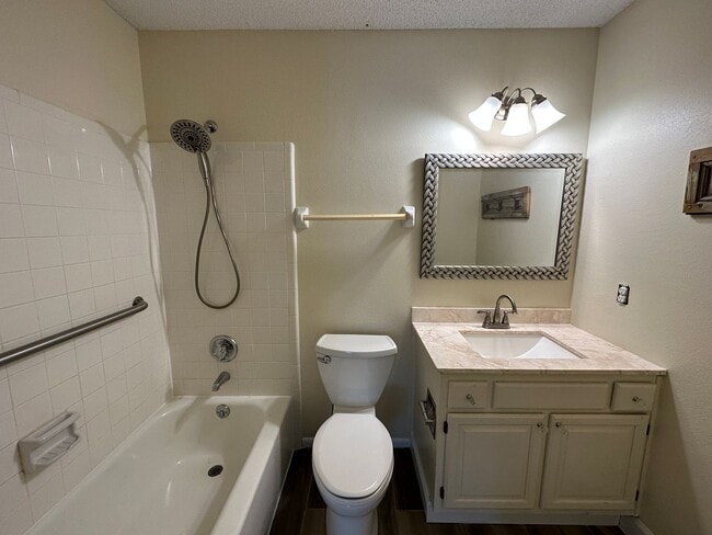 Building Photo - 2 bedroom 2 bath condo w/ balcony & garage...