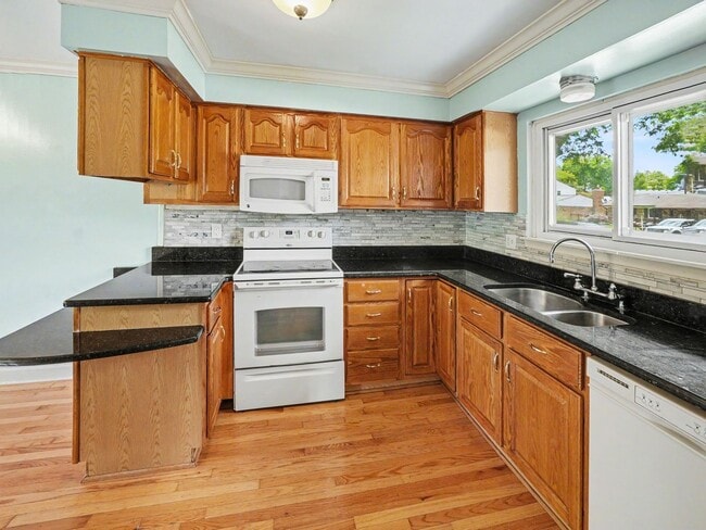 Building Photo - Beautifully maintained, move in ready 3 bed, 1.5 bath single family home