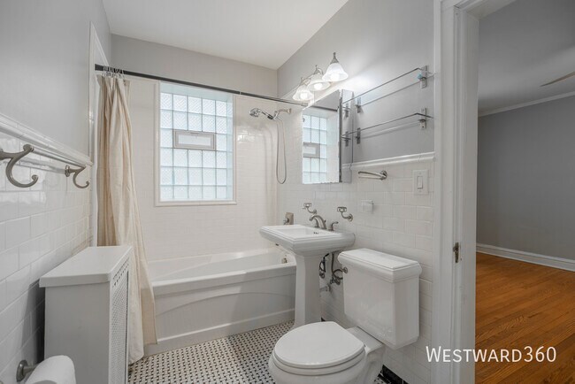 Building Photo - 7447 N Hoyne-2