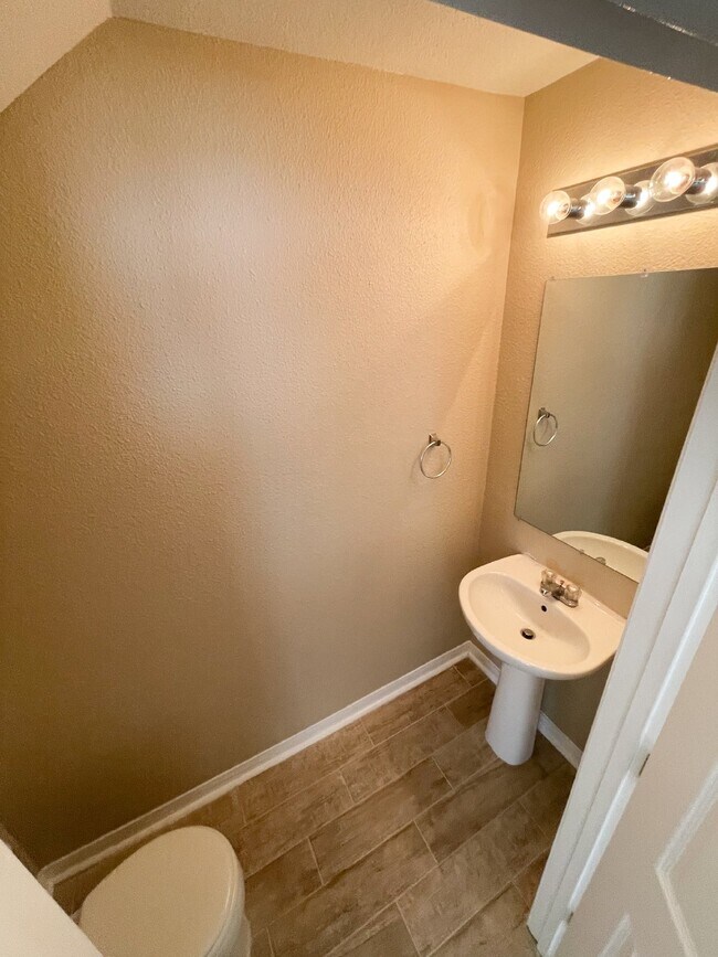 Building Photo - SPACIOUS 3 BED/ 2.5 BATH 2 STORY END UNIT ...