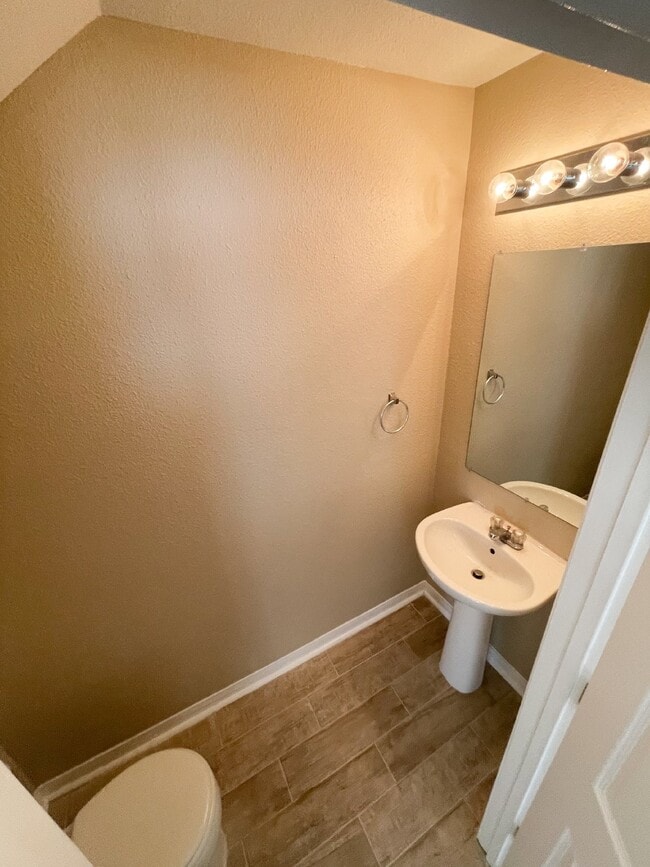 Building Photo - SPACIOUS 3 BED/ 2.5 BATH 2 STORY END UNIT TOWNHOUSE NESTLED IN THE QUIET COMMUNITY OF ST. CHARLES PL