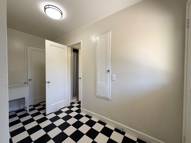 Building Photo - Charming 4-Bedroom Palo Alto Home with ADU...