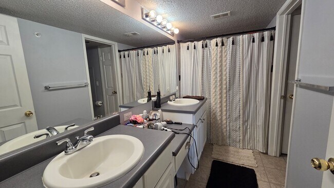 Building Photo - Lovely Two Bedroom Condo with Fire Place, W/D, garage, and tons of community extras! (Concord)