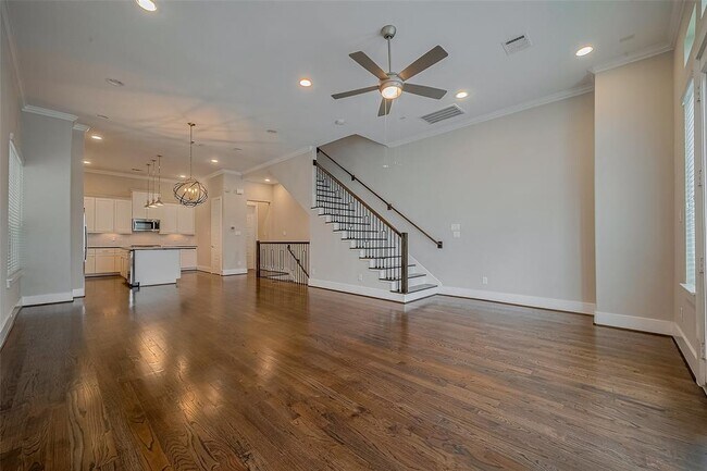 Building Photo - 5837 E Post Oak Ln