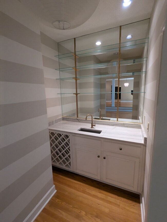 Building Photo - Fabulous 5 Bedroom Home in North River