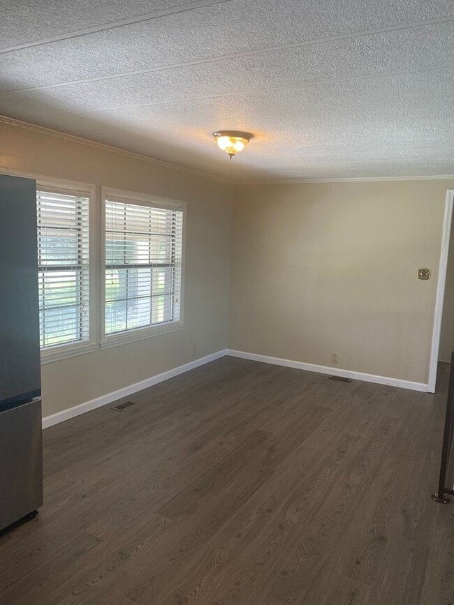 Building Photo - Waterfront 3 bedroom 2 bath