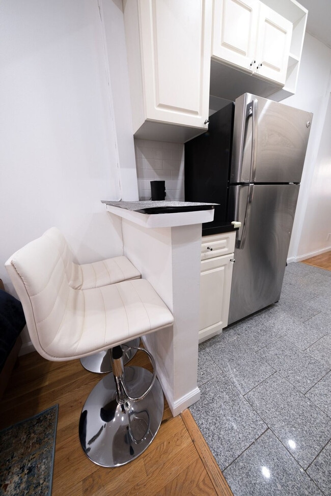 Building Photo - 301 E 104th St