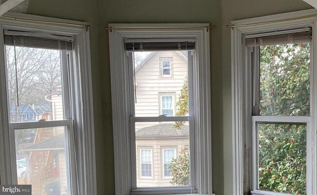 Building Photo - 328 S Broadway